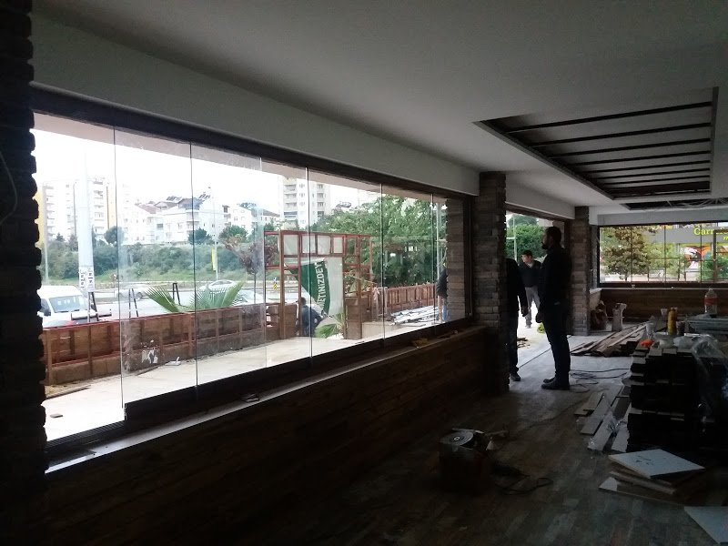 Kafe terasında sürme cam sistemi montaj aşaması