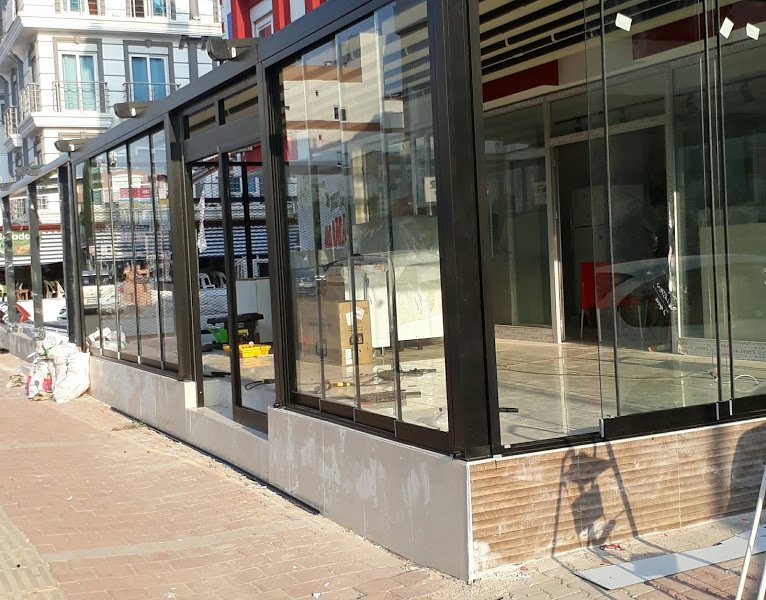 Kafe girişinde sürme cam sistemi