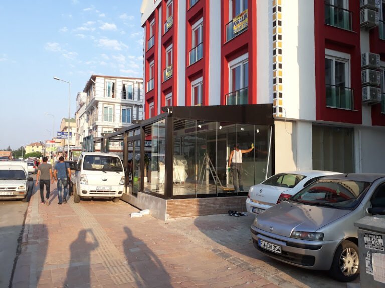 Sürme cam ile kapatılmış restoran terası dış görünüm