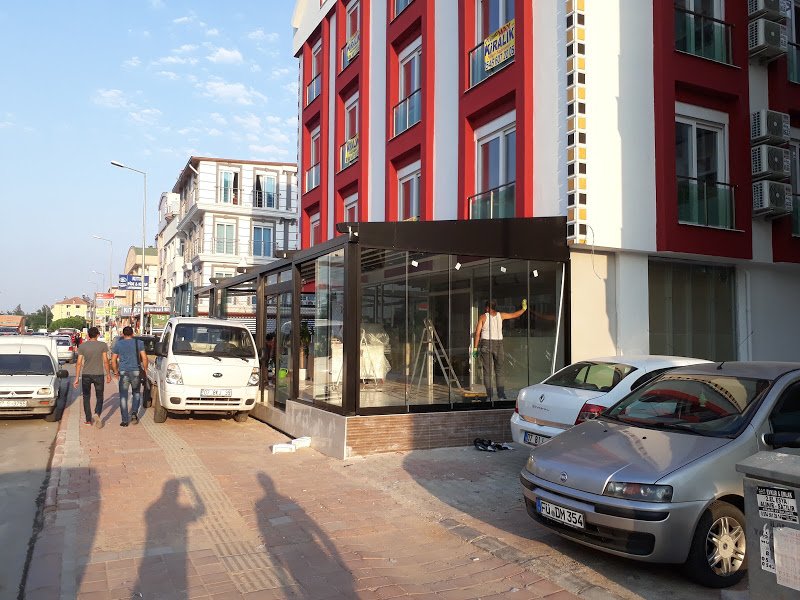 Sürme cam ile kapatılmış restoran terası dış görünüm