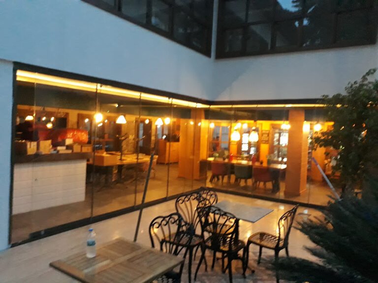 Antalya'da restoran terasına uygulanan sürme cam sistemi