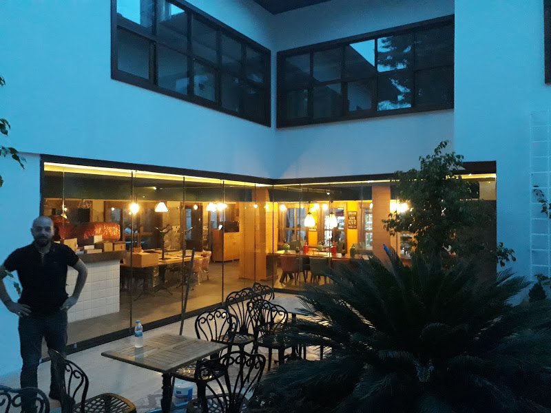 Gece aydınlatmalı restoran terasında sürme cam