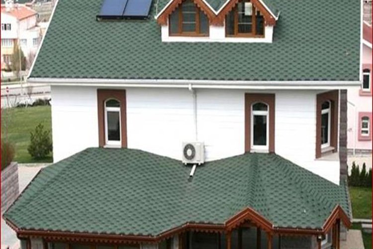 Yeşil shingle kaplı villa çatısı