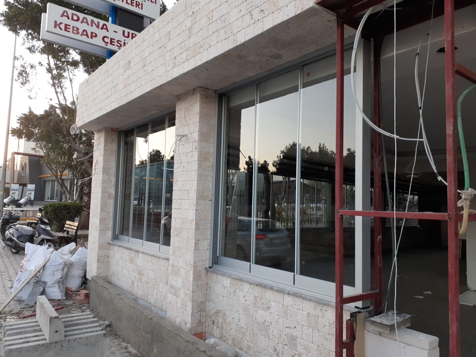 Cadde üzerindeki işyerinde sürme cam cephe uygulaması