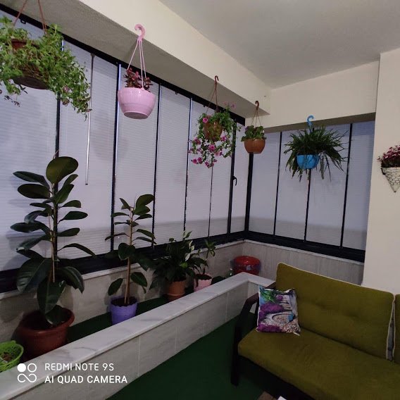 Cam balkon perdesiyle dekore edilmiş balkon