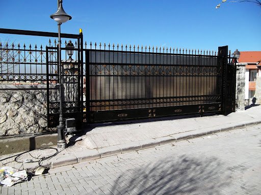 Motorlu bahçe kapısı uygulaması