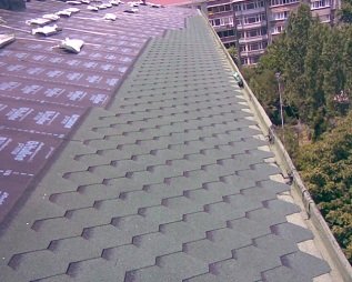 Mor tonlarında shingle çatı kaplaması
