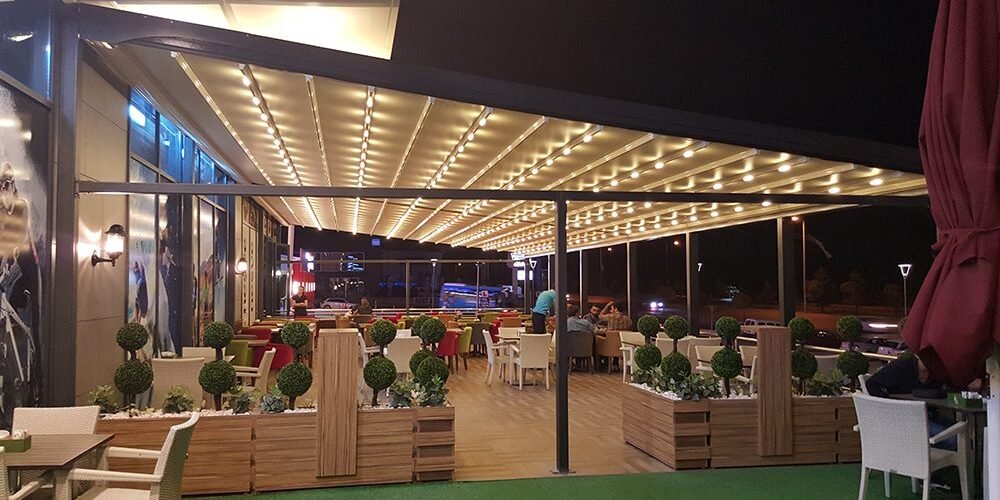 Restoran terasında pergola tente uygulaması