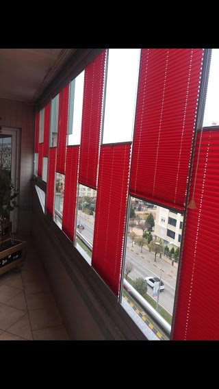 Antalya'da kırmızı-beyaz cam balkon perdesi