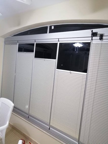 Beyaz plise cam balkon perdesi
