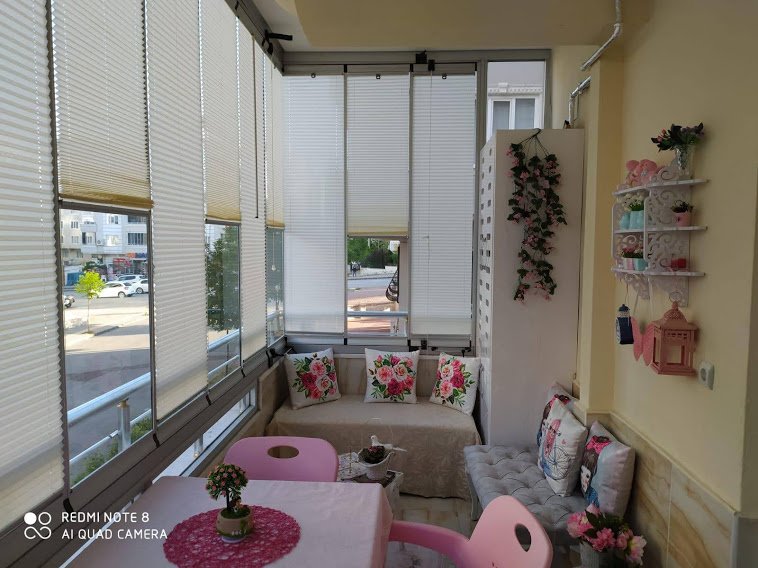 Antalya'da balkon oturma alanında cam balkon perdeleri