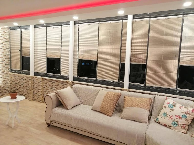 Cam balkon uyumlu perde ile oturma alanı