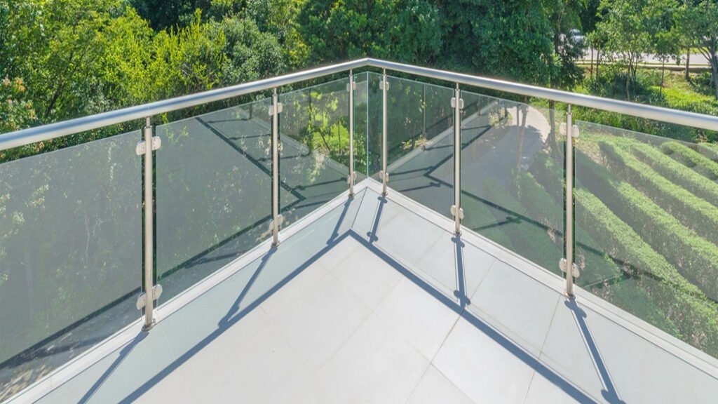 Camlı balkon korkuluğu