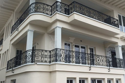 Villa balkonlarında demir ferforje korkuluk