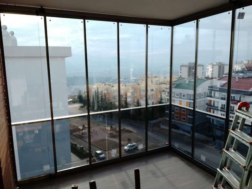 Antalya'da ısıcamlı cam balkon uygulaması