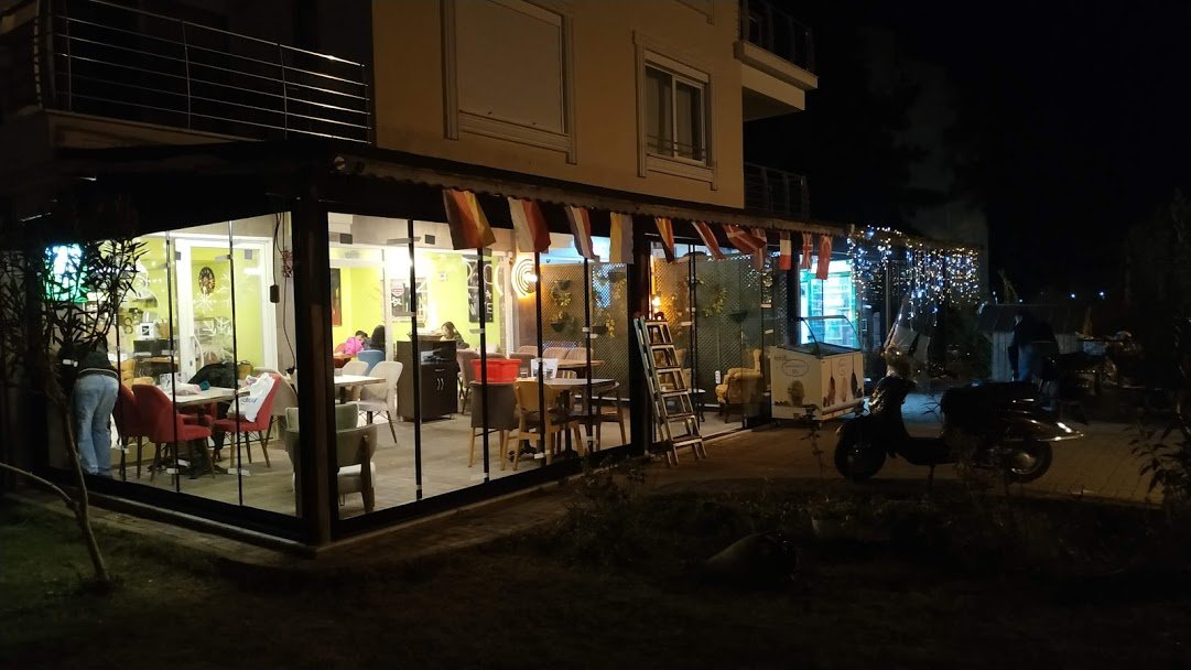 Kundu'da kafe terasına sürme cam kapatma