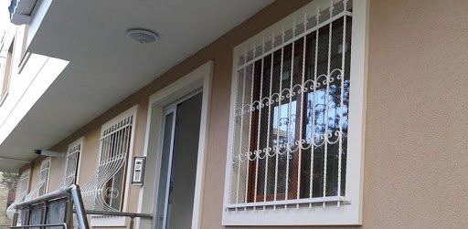 Antalya'da demir pencere korkuluğu