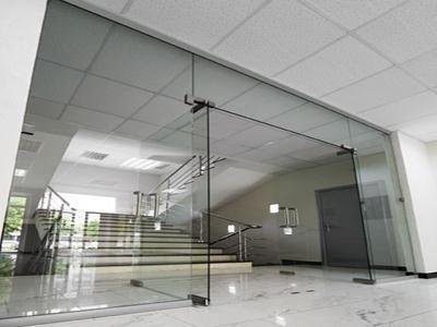 İşyeri için pompalı cam kapı modeli