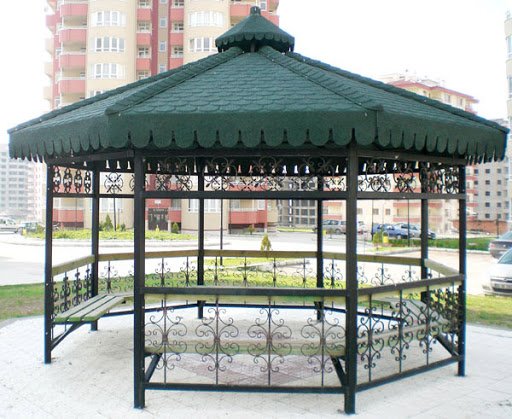 Yeşil çatılı ferforje çardak