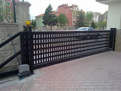 Motorlu yana kayar bahçe kapısı